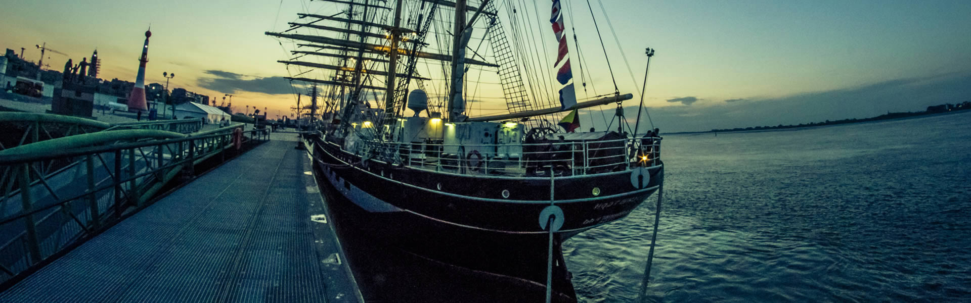 Marine Underwriting - Herkunft Schiff an der Landungsbrücke | Von Bremen in die Welt: Die Experten von Lampe & Schwartze Marine Underwriting sind weltweit für Sie im Einsatz.