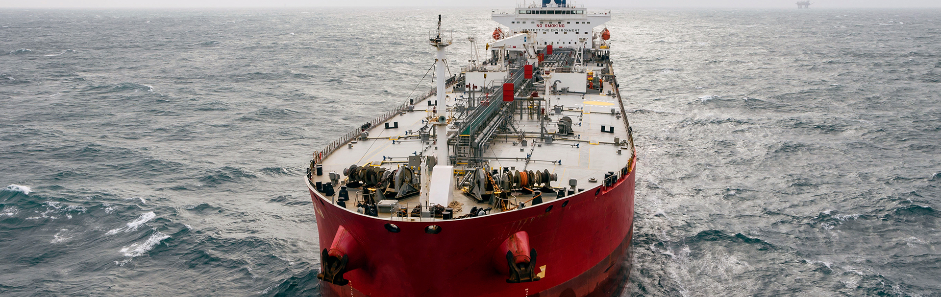 Seguro de Casco - Seguro de Transporte - Marine Underwriting Un petrolero en alta mar | Lampe & Schwartze Marine Underwriting es la agencia de suscripción alemana líder en el campo de seguros de casco.