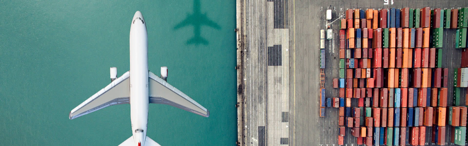 Seguro de Responsabilidad Civil - Seguro de Transporte - Marine Underwriting Un avión sobrevuela el puerto de contenedores | Lampe & Schwartze Marine Underwriting desarrolla conceptos de seguro para la logística global.