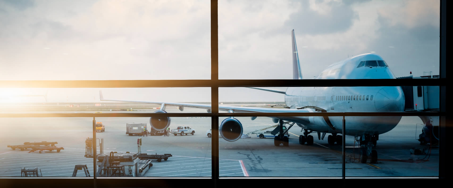 Risikomanagement und Troubleshooting vor Ort von Marine Underwriting Flugzeug am Flughafen | Die Experten von Lampe & Schwartze Marine Underwriting sind weltweit für Sie im Einsatz.